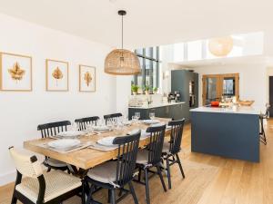 Stunning 5 bedroom lake-house hot tub views - Pass the Keys