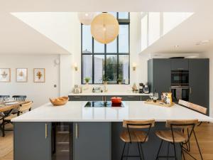 Stunning 5 bedroom lake-house hot tub views - Pass the Keys