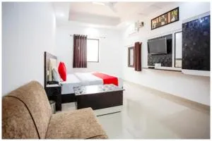 HOTEL RAJ PREMIUM GANGA Near Neelkanth Dham - Free Parking and Free Wifi - Fully Air Conditioning - BEST PREMIUM HOTEL - Rāiwāla