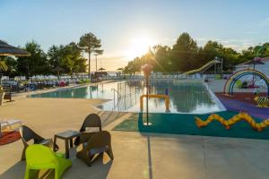 Grand Mobil-Home 6 personnes neuf "vue lac" Parentis en Born Camping Le Pipiou 4 étoiles