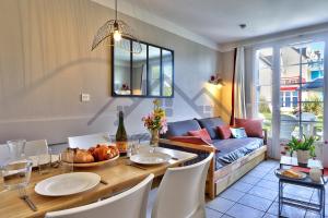 Maisons de vacances LocaLise - Maison G4 au Guilvinec - A 50m de la mer avec jardin et piscine - Tout a pied, plages, port, centre, commerces, marche - Wifi inclus - Animaux bienvenus - Linge de lit inclus : photos des chambres