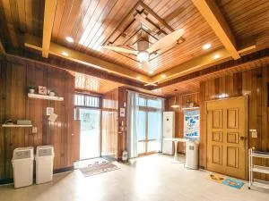 A spacious and pleasant accommodation for up to 10 people, Haeundae station walking 6 minutes and beach walking 8 minutes - Songjŏng-ni