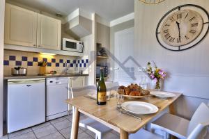 Maisons de vacances LocaLise - Maison G5 au Guilvinec - A 50m de la mer avec jardin et piscine - Tout a pied, plages, port, centre, commerces, marche - Wifi inclus - Animaux bienvenus - Linge de lit inclus : photos des chambres