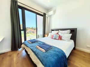 Bright room with queen bed and balcony near train station