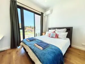 Bright and stylish room need train station - Narwee
