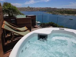 Unique Seafront Triplex Penthouse with Panoramic Bedroom & Rooftop Jacuzzi overlooking Valletta - Слима