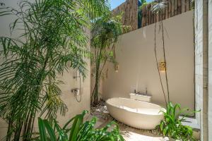 Luxury 5BR Canggu Villa - Pool, Jacuzzi, Walk Beach & Cook included
