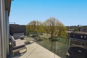 Modern Central London Penthouse with Balcony & Views