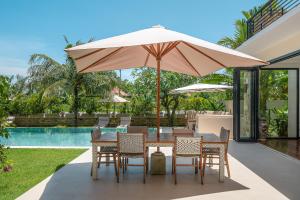 Luxury 5BR Canggu Villa - Pool, Jacuzzi, Walk Beach & Cook included