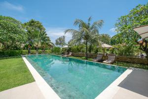 Luxury 5BR Canggu Villa - Pool, Jacuzzi, Walk Beach & Cook included