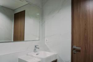 Wonderful and Homey 1BR The Smith Alam Sutera Apartment By Travelio