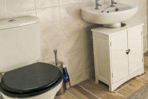 Pet Friendly Home in Chelmsford-Hot Tub-Sleeps 6