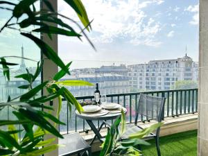 Champs Elysees - Prestige studio with balcony AC and Paris view for 3