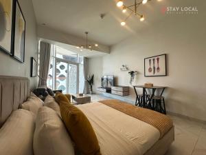 Uptown Getaway Charming Studio with Canal Burj & View