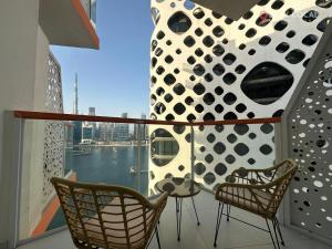 Uptown Getaway Charming Studio with Canal Burj & View