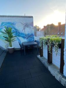 THE ROOFTOP - a trendy new apartment with airconditioning, large terrace & free parking