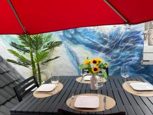 THE ROOFTOP - a trendy new apartment with airconditioning, large terrace & free parking