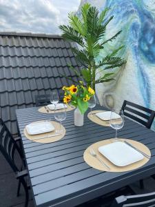 THE ROOFTOP - a trendy new apartment with airconditioning, large terrace & free parking