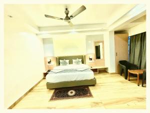 HOTEL NIL GAGAN Near Shree Vishwanath Temple - Fully Air Conditioned Room-Hygiene And Spacious Room - Free Wi-Fi - A Top Rated Hotel