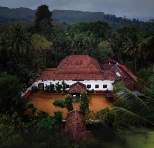 SaffronStays Amaya - 5BR 300-year-old Kerala-style heritage villa with spa, stepped pond & farm-to-table meals near Kannur Airport