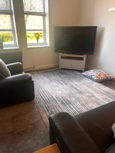 Sleeps 7, entire apartment,with restaurant next door