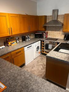 Sleeps 7, entire apartment,with restaurant next door