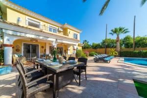 4 Bedroom Luxury Villa with Heated 15m Pool For Up-To 10 Guests