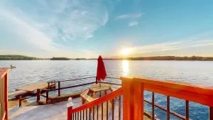 Cozy Lakefront Cottage - Coe Hill