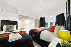 Modern Modern Wembley Abode - Parking - Garden - Sleeps 14