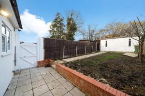 Sleek & Stylish Modern Wembley Abode - Parking - Garden - Sleeps 14