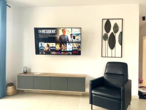 Modern Escape in Urban Plaza