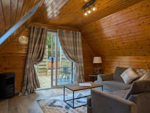 Cear 2- Private Hot Tub- Perth-Pet Friendly Lodge