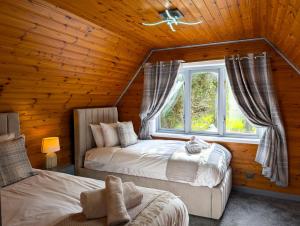 Cear 2- Private Hot Tub- Perth-Pet Friendly Lodge