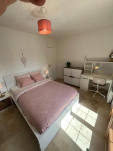 Villas Charming Provencal Villa with pool and garden : photos des chambres