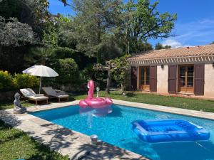 Villas Charming Provencal Villa with pool and garden : photos des chambres