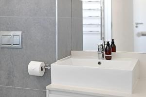 MAYA - 2 Bedroom City Retreat l Backup Power & Parking