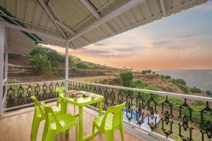 Lifeline Villas - Wonderment Luxurious Valley Touch 5Bhk Villa With Infinity Pool Close to Strawberry farms