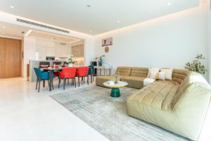 Palm Jumeirah and Sea Views 3BR and Assistant's Room with 2 Balconies, The One JBR, Jumeirah Beach Residence by Deluxe Holiday Homes - 4hvězdičkové hotely ve městě Dubaj