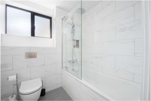Luxury Chelsea & Fulham Flat with Large Balcony, Central London Location, High spec luxury apartment