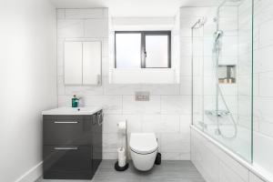 Luxury Chelsea & Fulham Flat with Large Balcony, Central London Location, High spec luxury apartment