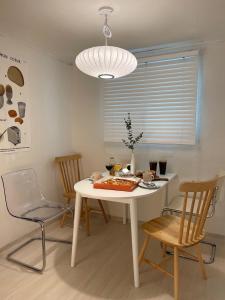3 minutes walk from Hongdae Station 2 rooms 1 dining room up to 5 people comfortable bed!