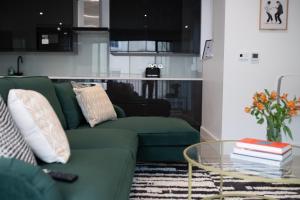 Luxury Chelsea & Fulham Flat with Large Balcony, Central London Location, High spec luxury apartment