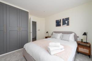 Luxury Chelsea & Fulham Flat with Large Balcony, Central London Location, High spec luxury apartment