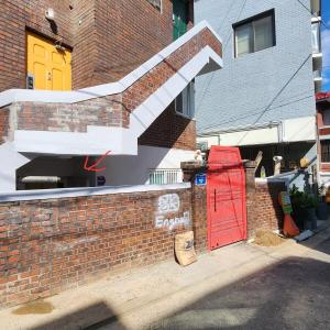 3 minutes walk from Hongdae Station 2 rooms 1 dining room up to 5 people comfortable bed!