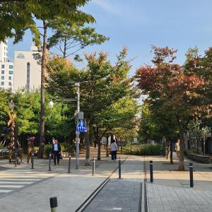 3 minutes walk from Hongdae Station 2 rooms 1 dining room up to 5 people comfortable bed!