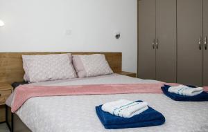 1 Bedroom Lovely Apartment In Vrsi 