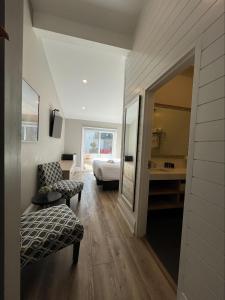 Colonial Hotel & Suites