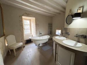 Villas Manoir XV et Grange avec Piscine chauffee privee : Villa avec Piscine Privée