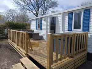 BJ Chalets - Simonsgat 40 - Vakantiepark Lauwersoog- Chalet aan SPEELTUIN