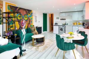 PopArt Studio City Centre Sauna Balcony Wi-fi Parking Long Stays-Contractors Welcome